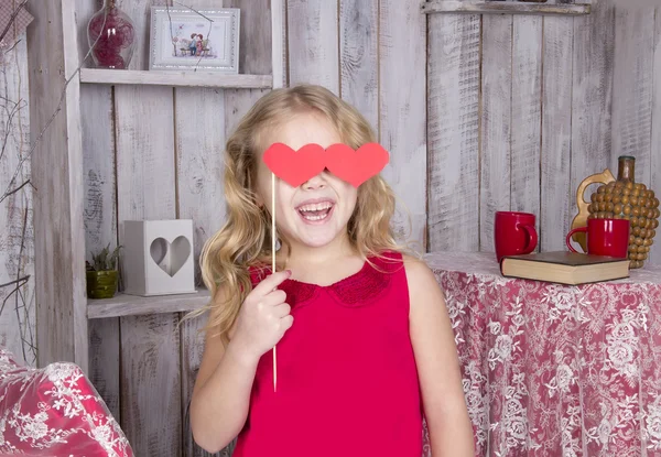 Hermosa chica en vestido rojo sonriendo con corazones —  Fotos de Stock