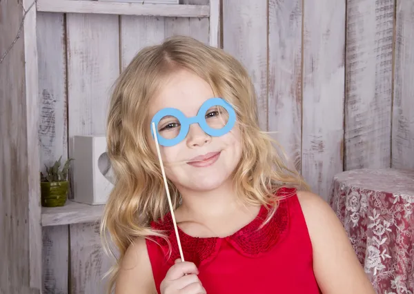 Prachtige blond meisje in een rode jurk glimlachend en vreugde — Stockfoto