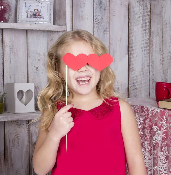 Schönes Mädchen in rotem Kleid, das mit Herzen lächelt — Stockfoto