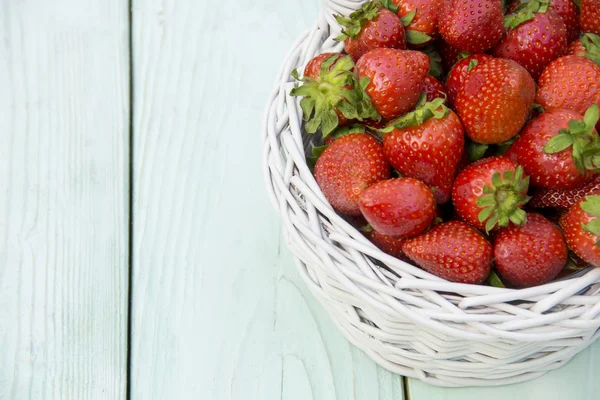 Rote Erdbeere auf einer Holzoberfläche liegend — Stockfoto