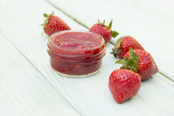 Strawberry jam in the bank is on the table — Stock Photo, Image