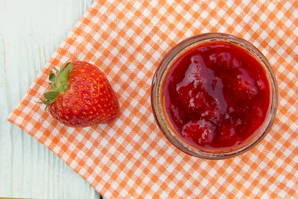 Strawberry jam in the bank is on the table — Stock Photo, Image
