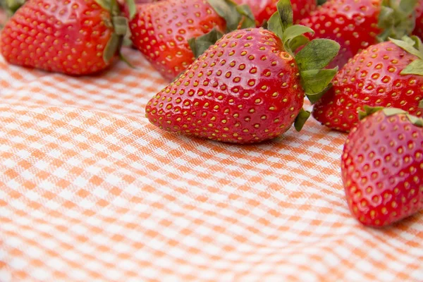 Erdbeeren liegen auf der orangen Serviette — Stockfoto