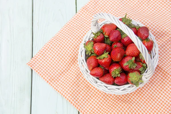 Erdbeeren im Korb auf dem Tisch — Stockfoto