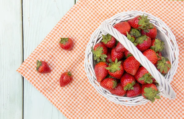 Erdbeeren im Korb auf dem Tisch — Stockfoto