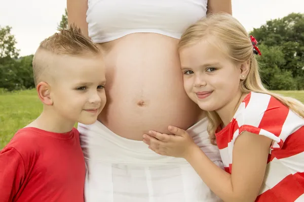 Niña y niño y embarazada —  Fotos de Stock