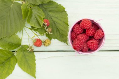 Framboos verspreid over de tabel