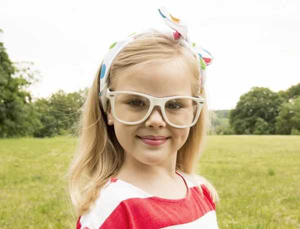 Linda menina com óculos sorrindo — Fotografia de Stock