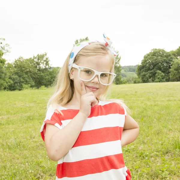 Bella bambina con gli occhiali sorridente — Foto Stock