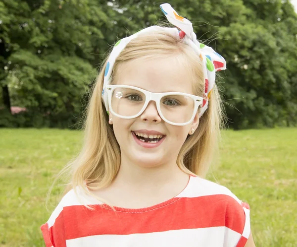 Όμορφο κοριτσάκι με γυαλιά που είναι χαμογελώντας — Φωτογραφία Αρχείου