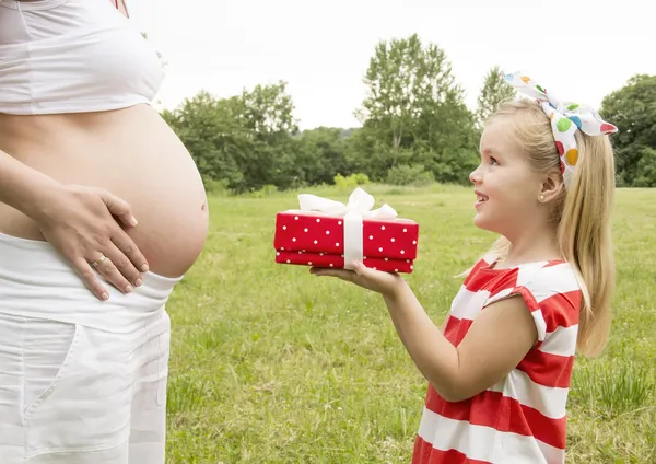 Chica da un regalo a mamá —  Fotos de Stock