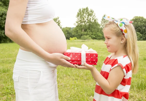 Dziewczyna daje prezent mama — Zdjęcie stockowe