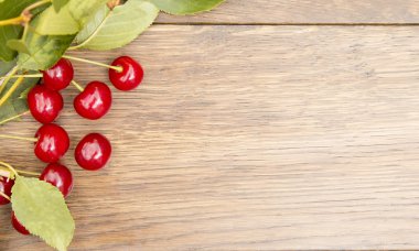 체리 나무 표면에 누워