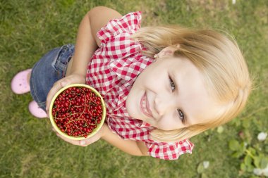 Frenk üzümü tutan kız