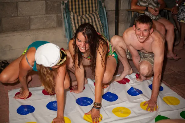 Twister jogadores jogo posturas bizarras — Fotografia de Stock
