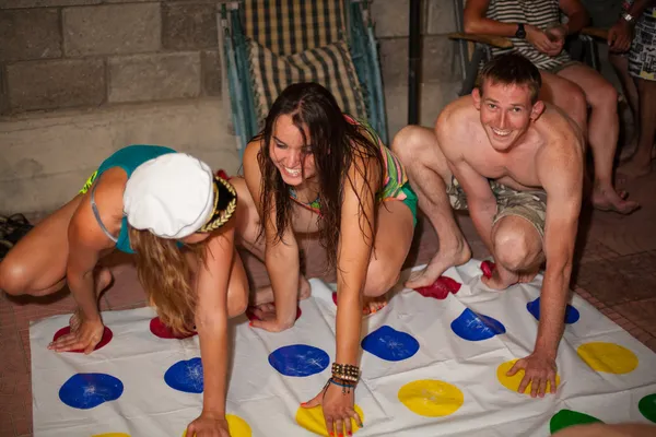 Twister Game Spieler bizarre Haltungen — Stockfoto