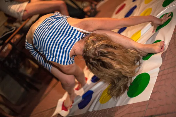 Twister oyuncular tuhaf duruşlar