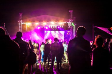 parlak ve yüksek sesle açık konser