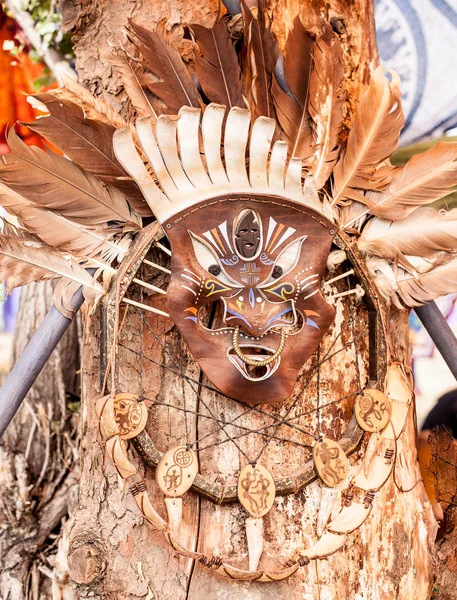 Máscara de batalha aborígine na árvore — Fotografia de Stock