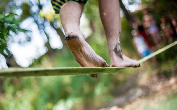 人们走上钢索 slackline — 图库照片