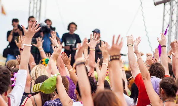 A multidão no concerto puxa as mãos para cima — Fotografia de Stock