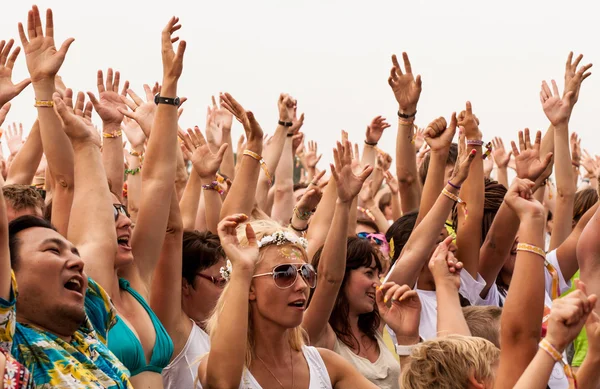 Толпа на концерте поднимает его руки — стоковое фото