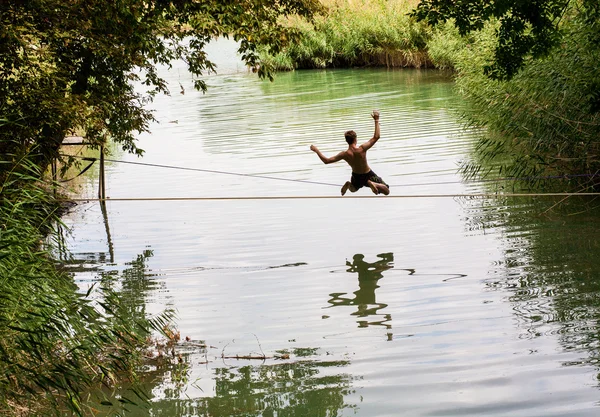 People walk on a tightrope Slackline — Stock Photo, Image