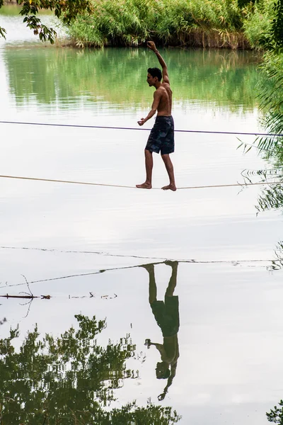 insanlar üzerinde bir ip slackline yürüyüş