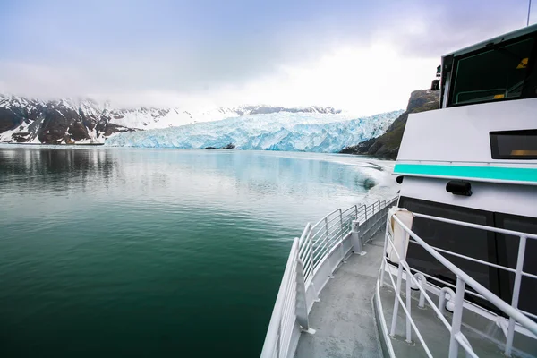 Gletsjer die zich uitstrekt in de Oceaan, alaska — Stockfoto