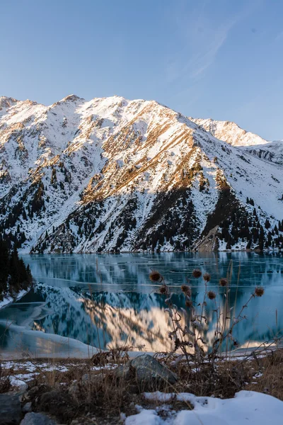 Lago di montagna — Foto Stock