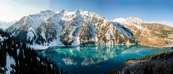 Lago di montagna — Foto Stock