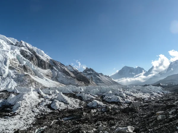 Крупнейший в мире ледник Кхумбу, берущий начало от самого высокого — стоковое фото
