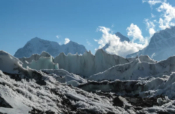 El glaciar más grande del mundo Khumbu se origina desde el más alto — Foto de Stock