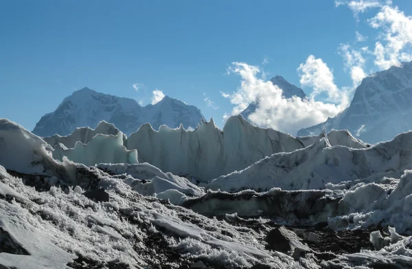 Der weltgrößte Gletscher Khumbu, der aus dem höchsten — Stockfoto