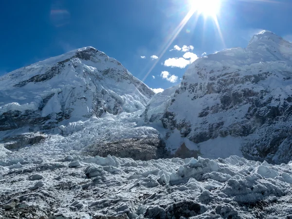 Крупнейший в мире ледник Кхумбу, берущий начало от самого высокого — стоковое фото