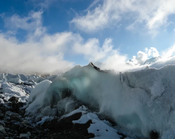 Il più grande ghiacciaio del mondo Khumbu originario del più alto — Foto Stock
