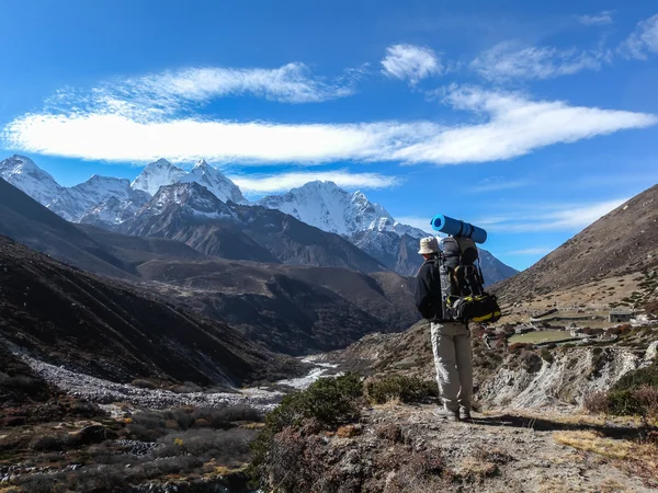 Amplios senderos cómodos y encantadores en Nepal — Foto de Stock