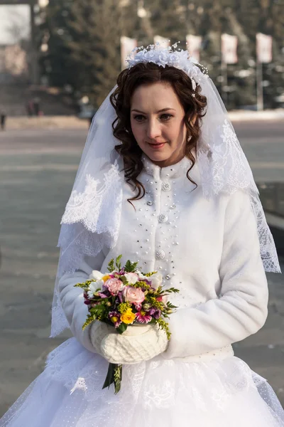 O casamento de dois amantes, inverno, patinação no gelo, sorriso — Fotografia de Stock