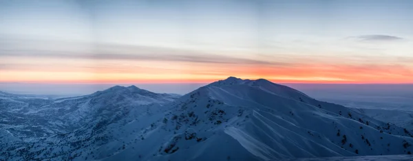 Estância de esqui nas montanhas no inverno — Fotografia de Stock