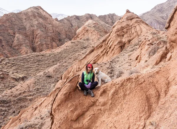 Un homme marche dans les montagnes et les canyons — Photo