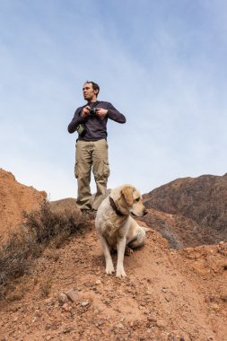 bir adam gore labrador köpeği ile yürüyor