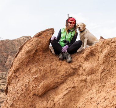 bir adam gore labrador köpeği ile yürüyor