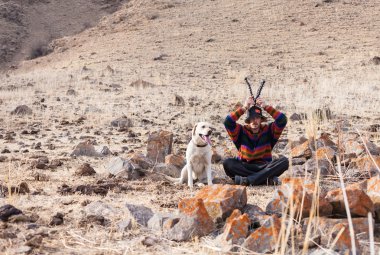 bir adam gore labrador köpeği ile yürüyor