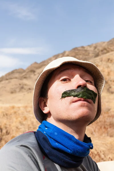 Un homme marche dans les montagnes et les canyons — Photo