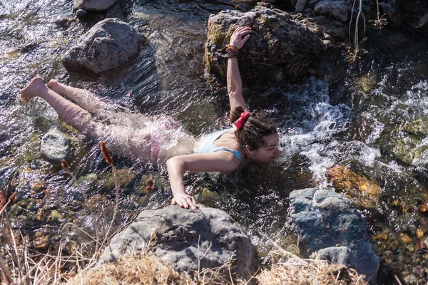 Девушка купается в очень холодном горном ручье — стоковое фото