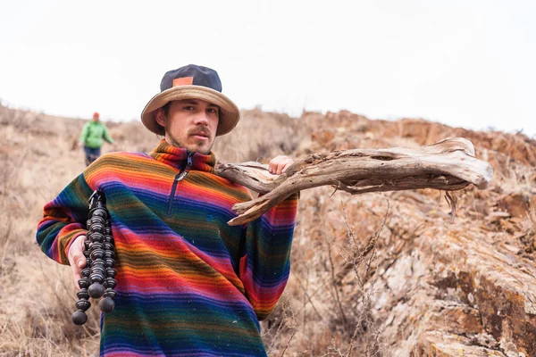 Un homme marche dans les montagnes et les canyons — Photo