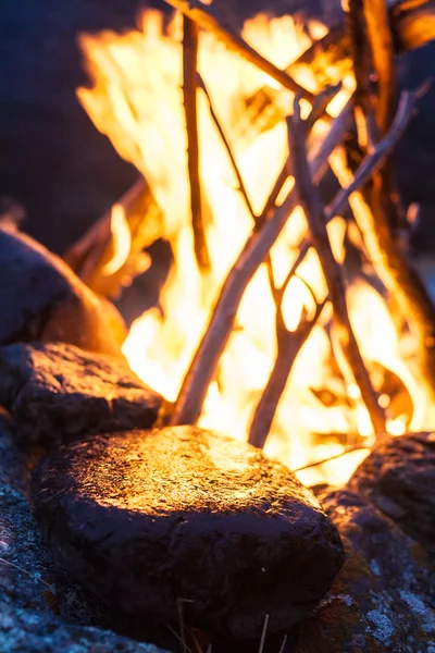 Übernachtung in Zelten nahe eines Feuers — Stockfoto