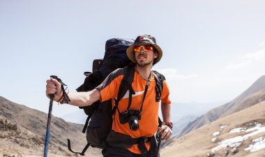 bir adam girer dağ ve kanyonlar