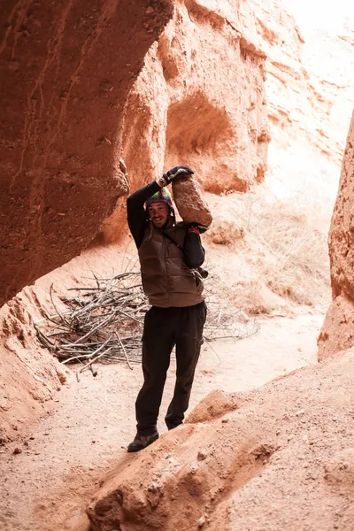 Un hombre camina por las montañas y cañones —  Fotos de Stock