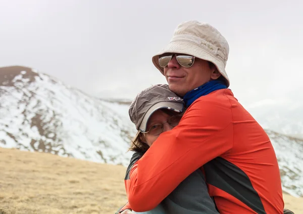 Pareja enamorada caminando por las montañas — Foto de Stock